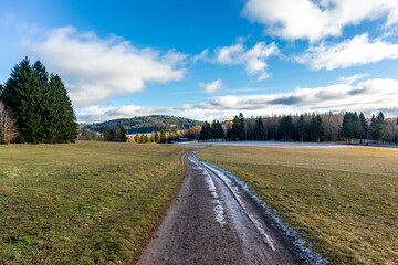 Sonnenuntergangswanderung entlang des Rennsteigs in der Nähe von Steinbach-Hallenberg - Deutschland