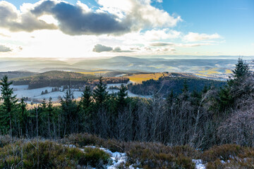 Sonnenuntergangswanderung entlang des Rennsteigs in der Nähe von Steinbach-Hallenberg - Deutschland
