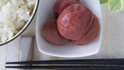 日本の食卓。梅干とご飯。”Japanese Pickled dried plum・Salted plum”