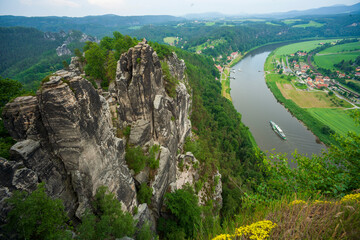 Skurile Felsen im Elbsandsteingebirge mit Blick auf die Elbe