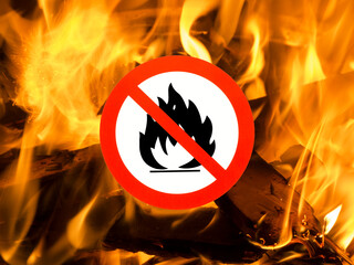 Close up der Flammen eines flackernden  Lagerfeuers mit eingefügtem Piktogramm offenes Feuer...