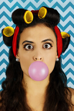 Chica pin up haciendo una pompa de chicle