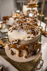 Fototapeta na wymiar Christmas cake decorated with gingerbread cookies