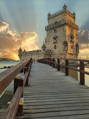 torre de Belem en Lisboa con cielo dram&aacute;tico