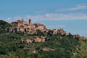 Blick auf die Altstadt von Montepulciano in der Toskana in Italien - obrazy, fototapety, plakaty