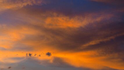 Somptueuses traînées de lumière rouges et oranges, sous des nuages de type Cirrus et Cirrostratus