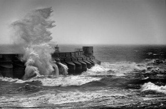 Waves crashing against marina arm © Jason Reid