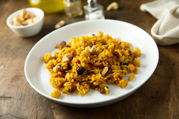 Spicy rice with raisins and cashew
