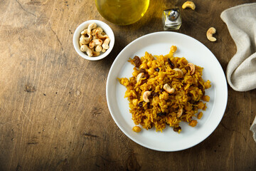 Spicy rice with raisins and cashew
