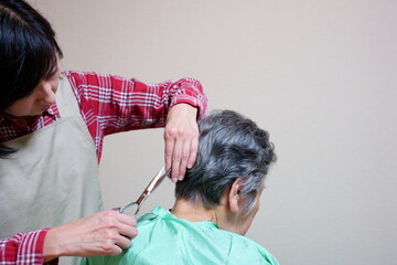 高齢女性の散髪