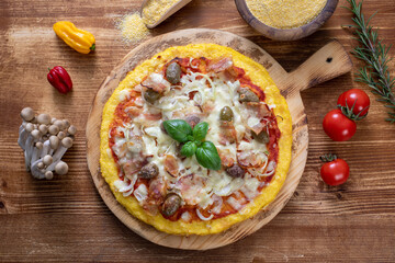 pizza di polenta bacon e olive