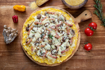 pizza di polenta con baco funghi e mozzarella