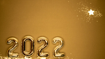 Nowy rok 2022, karta na życzenia, złote cyfry na złotym tle.