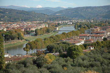 Fototapeta na wymiar Ingresso del fiume Arno nella città di Firenze