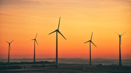 Windräder im Sonnenrot