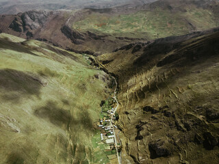 vista aérea de carretera cerca de un pueblo, Perú