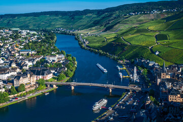 Blick auf Bernkastel-Kues an der Mosel von der Burg Landshut