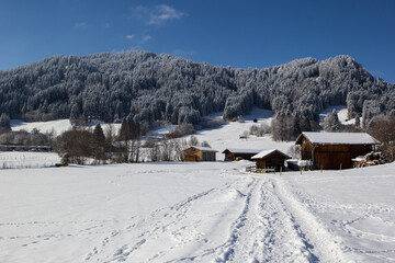 Winterlandschaft , verschneite Berge mit Blick auf die Allg&auml;uer Berge