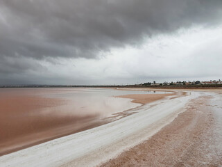 Vega Baja del Segura - Torrevieja - Salinas de Torrevieja, un lago salado aun en verano nos muestra...