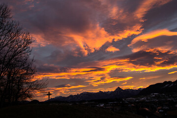 glühend roter Sonnenaufgang mit Blick auf die Allgäuer Berge