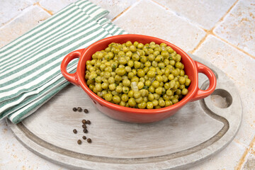 green peas in a bowl 