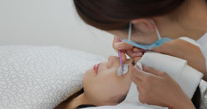 Woman perm her eyelash at beauty salon