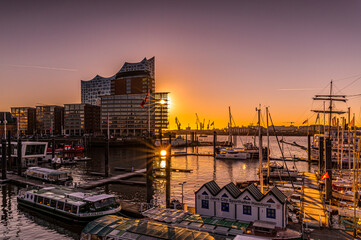 Hamburger Hafen zum Sonnenaufgang mit Blick auf die Elbphilarmonie