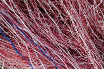 Des fils en plastique rouge et blanc
