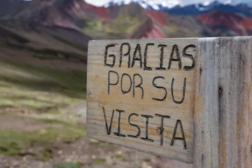 Papier Peint photo autocollant Vinicunca sign saying "Gracias por su visita" or "Thank you for your visit" near Vinicunca, Rainbow Mountains, Peru