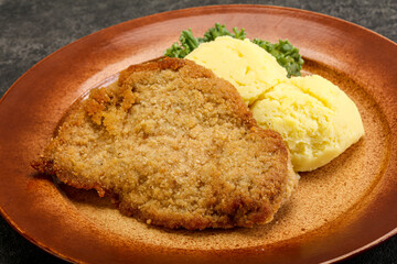 Crispy chicken schnitzel with mashed potato