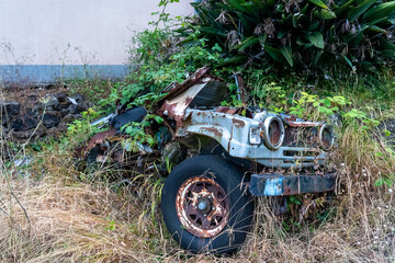 Fototapeta premium Abandoned car left near the wall