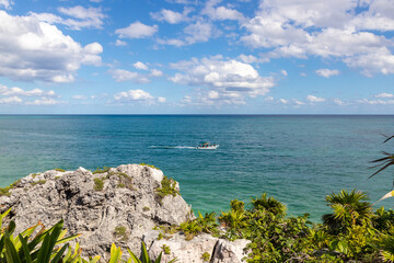 Paisaje paradisiaco de lancha en aguas de playa Para&iacute;so en ruinas de Tulum, Quintana Roo, Mexico.