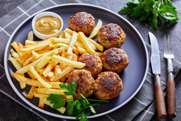 Vitoulet, hot Belgian meatballs with french fries