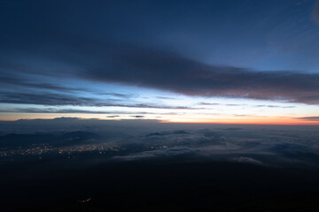 富士山麓と朝焼けの空