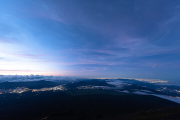 富士山から望む夜明けの空