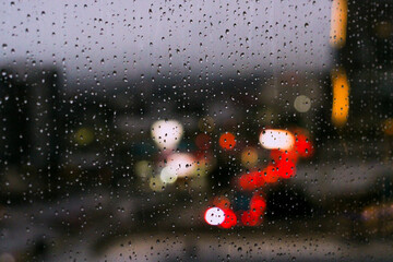 Gotas de lluvia en ventana con vista a la ciudad