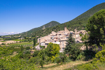 Fototapeta na wymiar France, Drôme (26), le village de Venterol parmi 