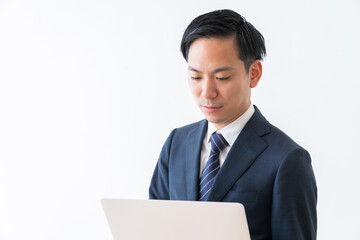 パソコンを見るビジネスマン