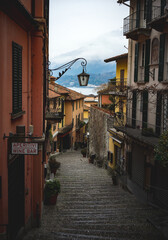 Fototapeta na wymiar Cobbled lanes in the town of Bellagio on the the bank of Lake Como in Italy.