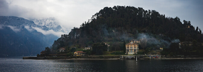 Fototapeta premium Vibrant buildings on the edge of the shore of Lake Como in Italy during the winter/spring months.