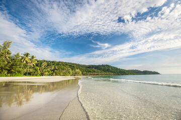 Fototapeta na wymiar Beautiful beach on the tropical sea at Trad Province, Thailand.