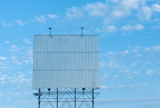 Valla publicitaria en Calzada Vallejo, vista frontal, con cielo despejado