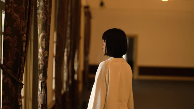 レトロな建物を散策する女性
