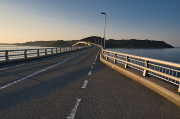 Fototapeta premium 角島, 夕焼け, 風景, 橋, 美しい, 浜, 海, 太陽, 空, 自然, 雲, 波, 砂, 雲, 岸