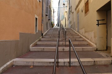 Fototapeta na wymiar Vieille rue étroite typique dans le quartier du Panier, ville de Marseille, département des Bouches du Rhône, France