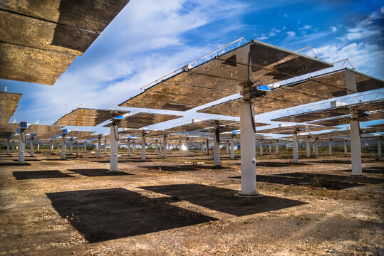 Grandes paneles en parque de planta solar generadora de energ&iacute;a el&eacute;ctrica.