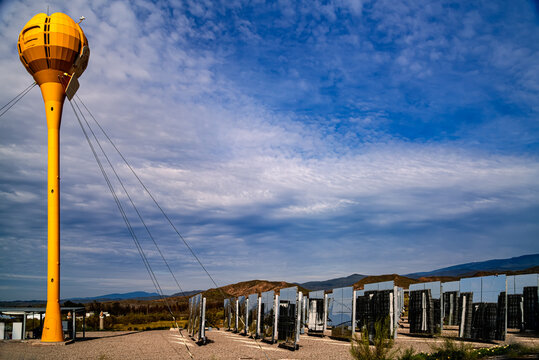 Grandes paneles en parque de planta solar generadora de energ&iacute;a el&eacute;ctrica.