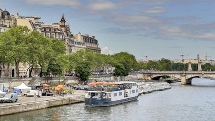 Obraz premium sur les bords de la seine à Paris et les grands monuments