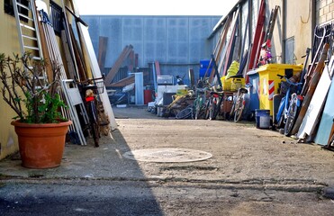 Rigattiere robivecchi ciarpame magazzino