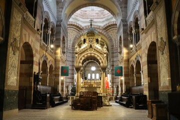 Fototapeta na wymiar Intérieur de la cathédrale de la Major, ou cathédrale Sainte Marie Majeure, ville de Marseille, département des Bouches du Rhône, France